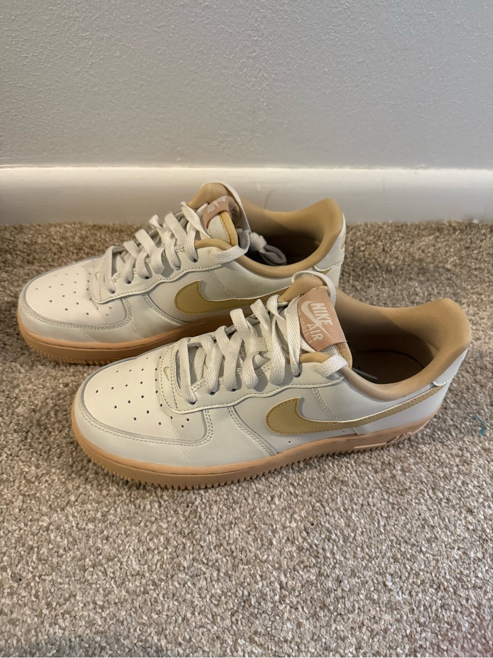 Nike Low Top Sneakers in Cream & Tan
